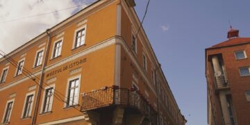 A yellow building with a balcony, dedicated to Transylvanian History.