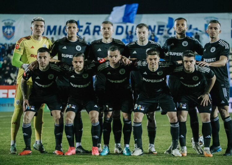 A group of Universitatea Cluj soccer players posing for a photo.